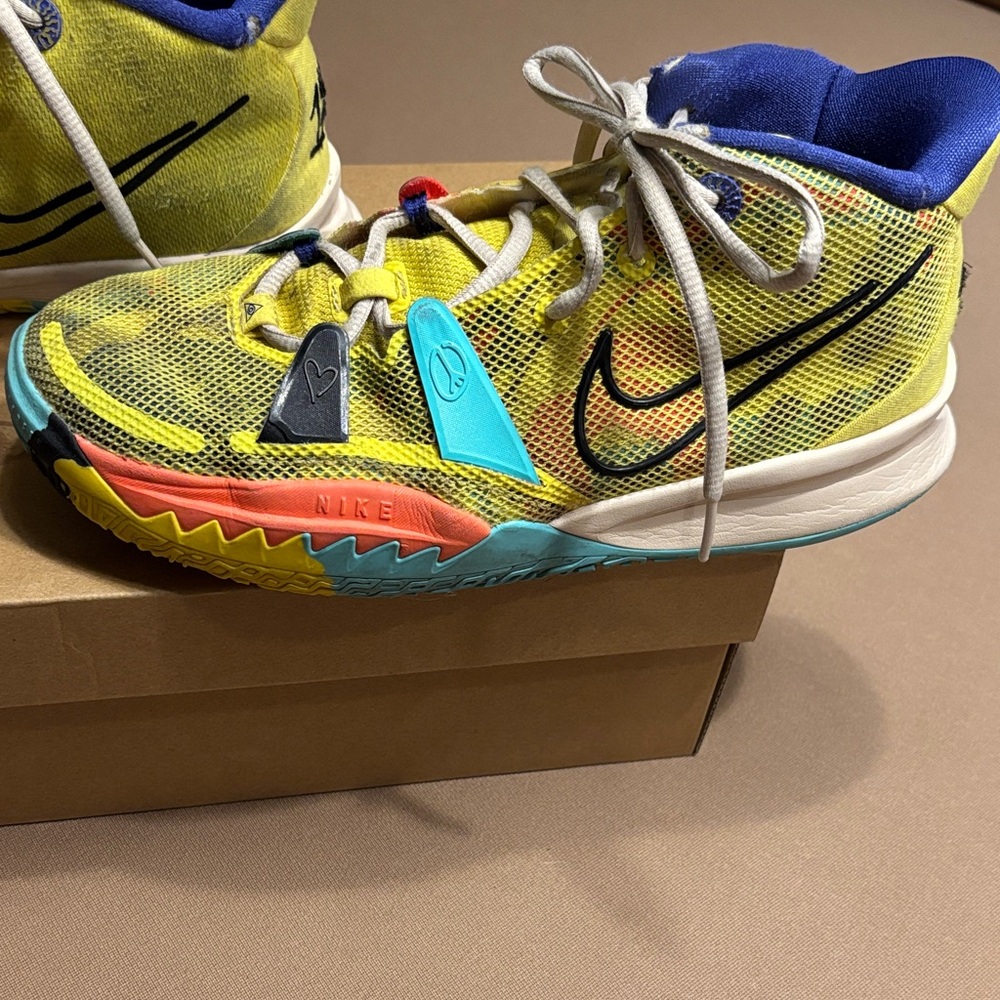 Nike Kyrie 7 "1 World 1 People" Boy’s Size 7 Yellow Strike Sneakers